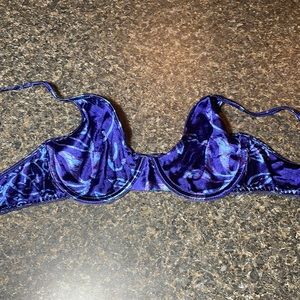 Victoria’s Secret bra 34C.